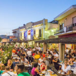 La vivace piazza centrale di Pula con locali e vita mondana, a breve distanza dal Sant'Efis Hotel