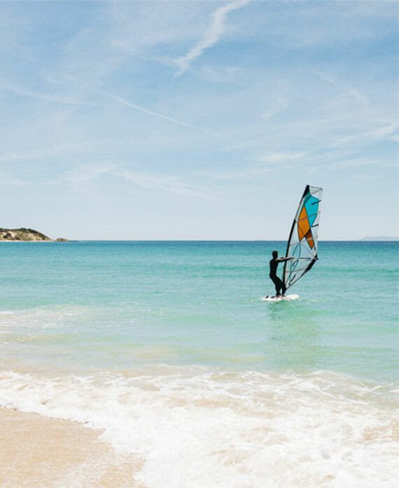 Attività sportive e outdoor presso il Sant'Efis Hotel a Pula: sport acquatici e divertimento in Sardegna