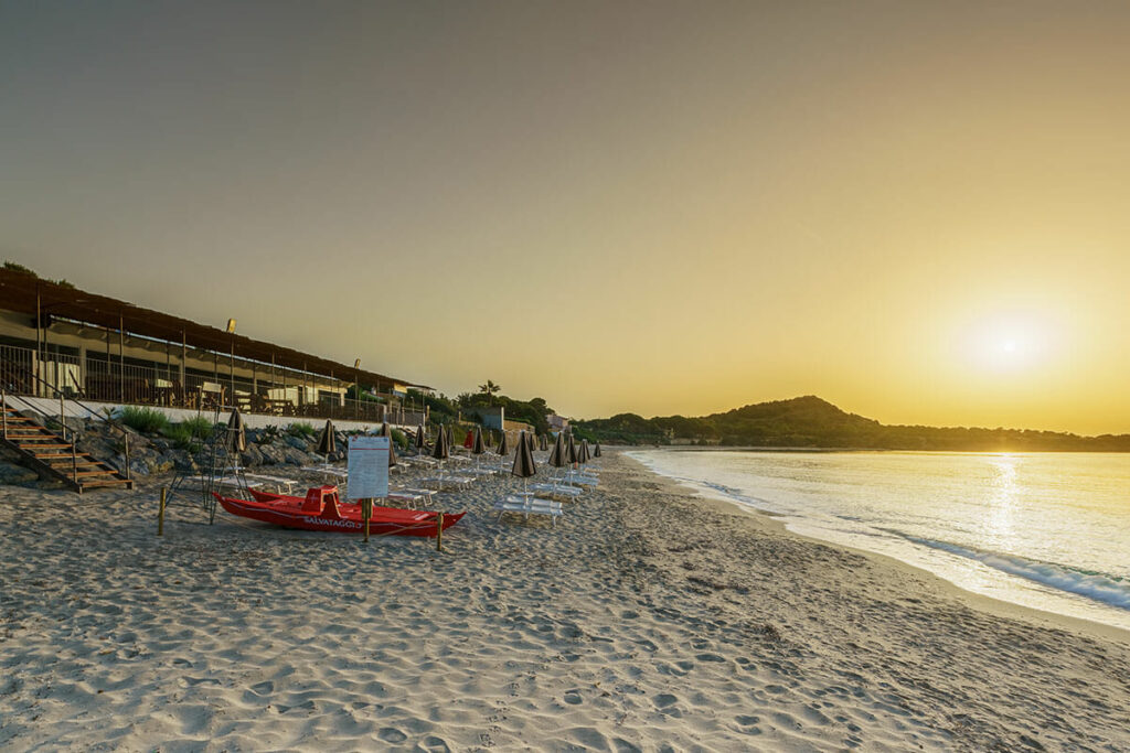 Spiaggia di Su Guventeddu a Pula: mare cristallino e accesso diretto dal Sant'Efis Hotel