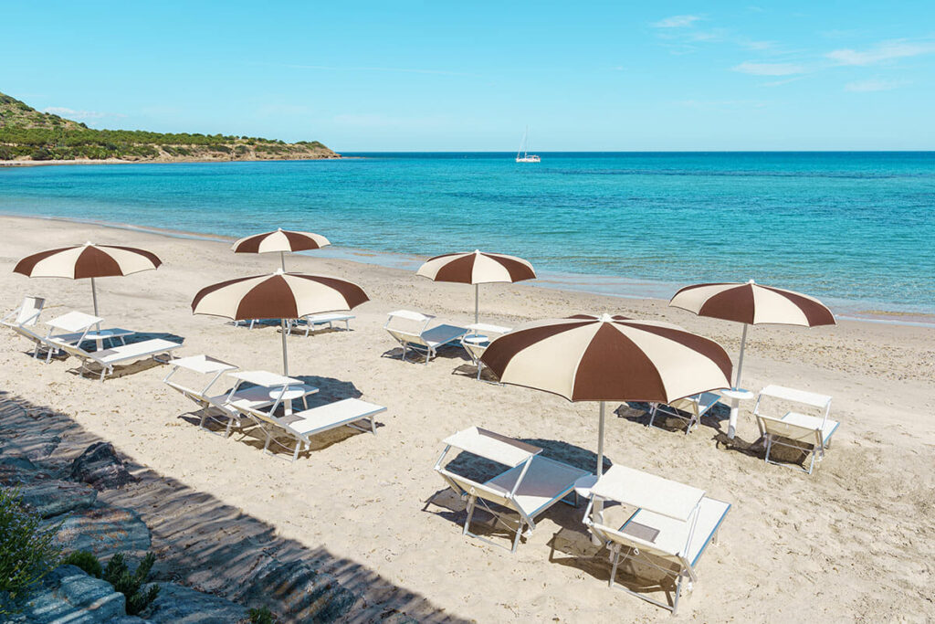 Spiaggia di Su Guventeddu a Pula: mare cristallino e accesso diretto dal Sant'Efis Hotel