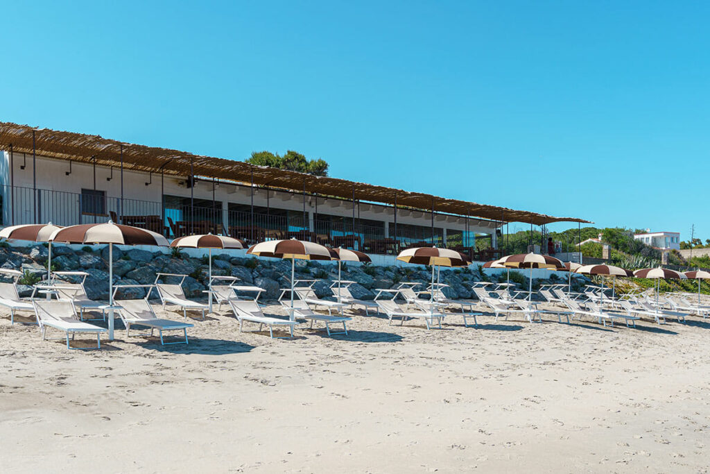 Spiaggia di Su Guventeddu a Pula: mare cristallino e accesso diretto dal Sant'Efis Hotel