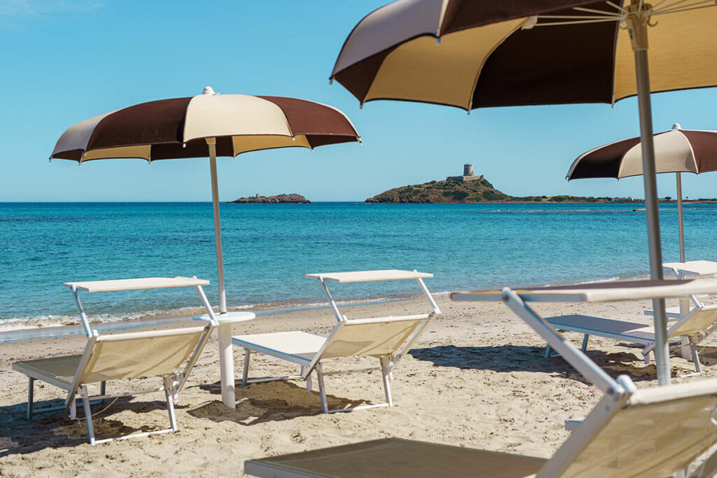 Spiaggia di Su Guventeddu a Pula: mare cristallino e accesso diretto dal Sant'Efis Hotel
