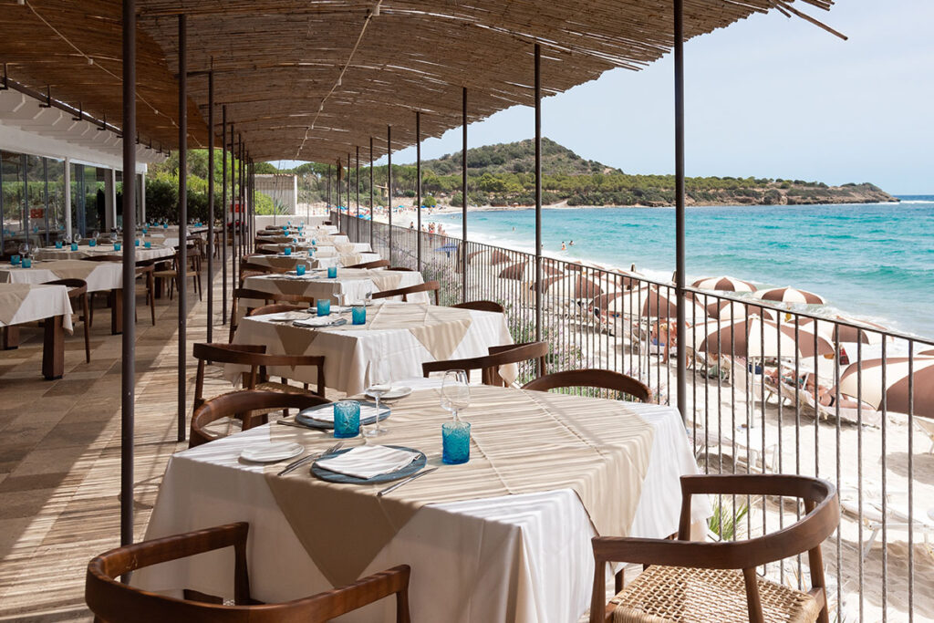 Tavoli eleganti del Ristorante Don Carlo con vista giardino e mare