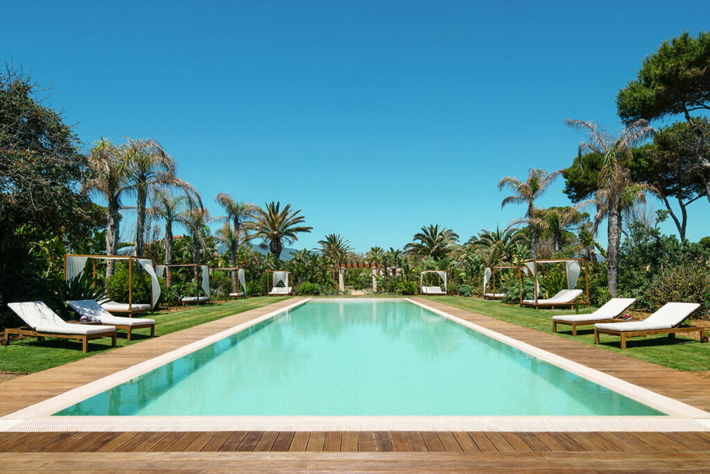 Luxuspool und tropische Gärten im Sant'Efis Hotel Südsardinien