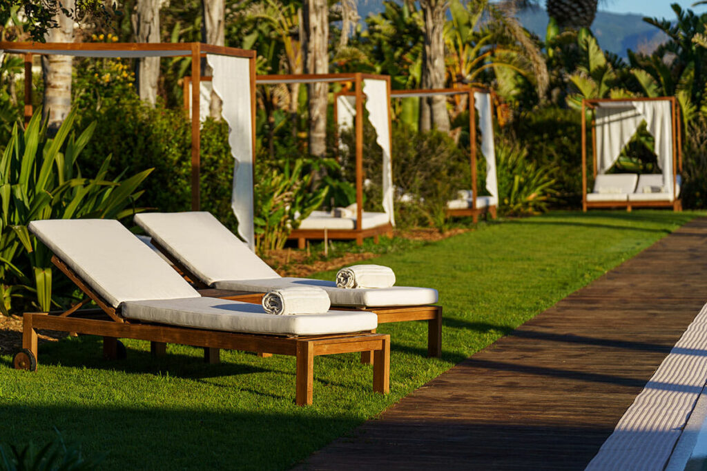 Luxuspool und tropische Gärten im Sant'Efis Hotel Südsardinien