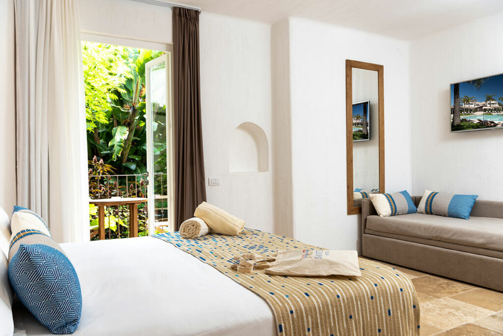 Hell und elegant eingerichtetes Prestige Zimmer im Sant'Efis Hotel Pula, Südsardinien