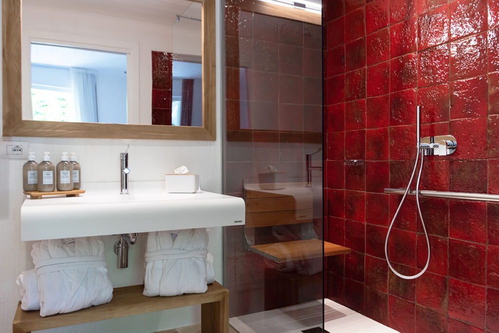 Hell und elegant eingerichtetes Prestige Zimmer im Sant'Efis Hotel Pula, Südsardinien
