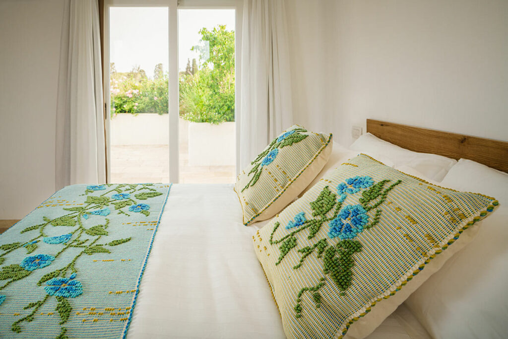 Elegantes Interieur einer Luxus-Suite im Sant'Efis Hotel in Pula, Südsardinien