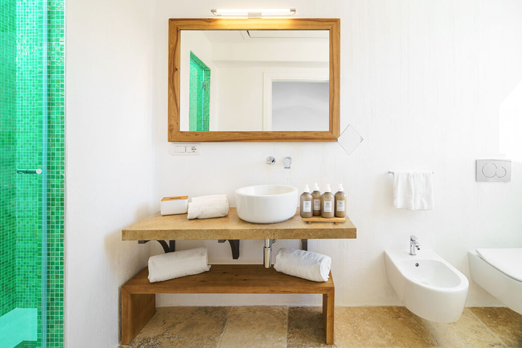 Elegantes Interieur einer Luxus-Suite im Sant'Efis Hotel in Pula, Südsardinien