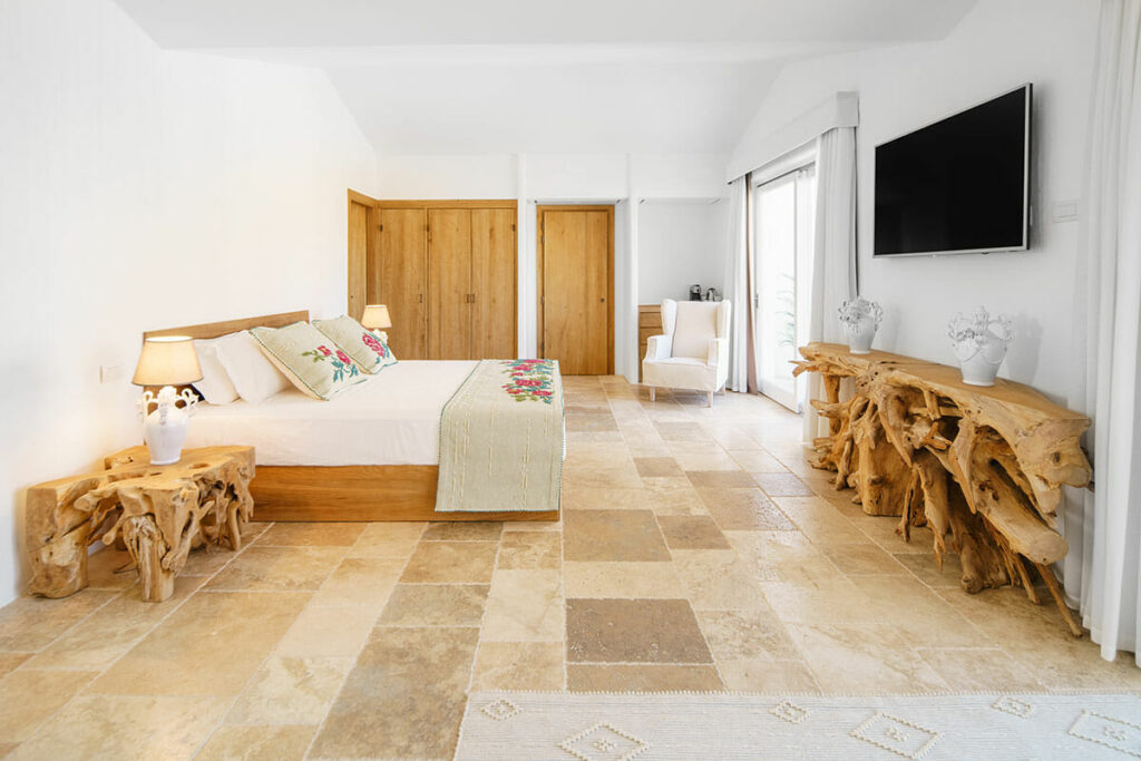 Elegantes Interieur einer Luxus-Suite im Sant'Efis Hotel in Pula, Südsardinien