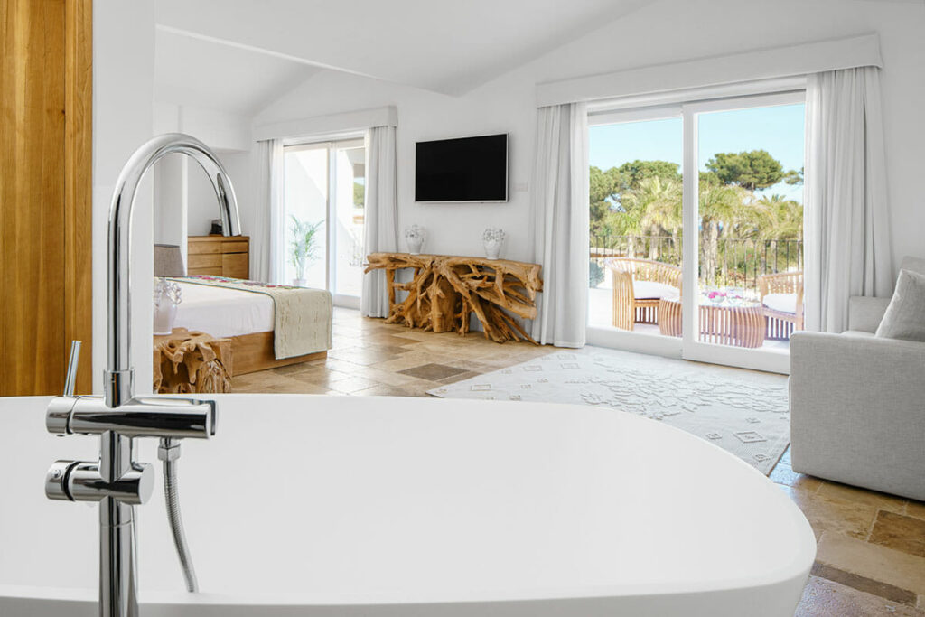 Elegantes Interieur einer Luxus-Suite im Sant'Efis Hotel in Pula, Südsardinien