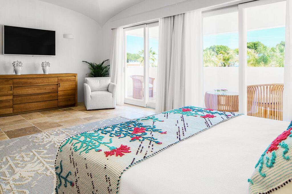 Elegantes Interieur einer Luxus-Suite im Sant'Efis Hotel in Pula, Südsardinien